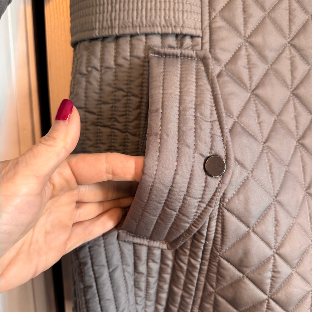 Liz Claiborne Quilted Puffer Jacket in Light Gray, Size XL, Zipper, Button, Hood - Picture 4 of 16